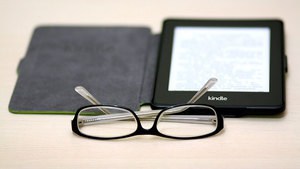 Kindle eBook Reader mit Brille